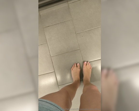 Frejas Submissive Feet aka frejassubmissivefeet OnlyFans - Out shopping In the mall going into a store buying markers to write on my feet