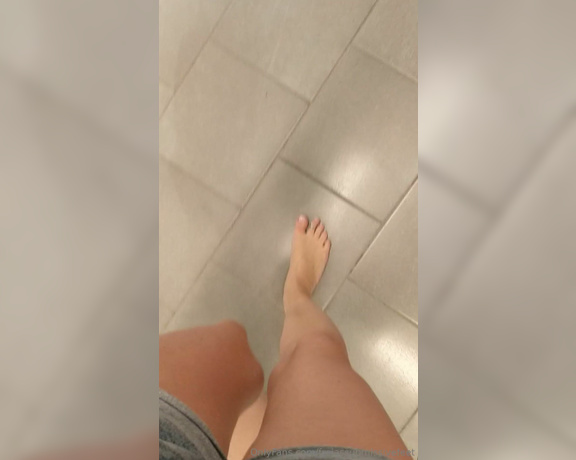 Frejas Submissive Feet aka frejassubmissivefeet OnlyFans - Out shopping In the mall going into a store buying markers to write on my feet