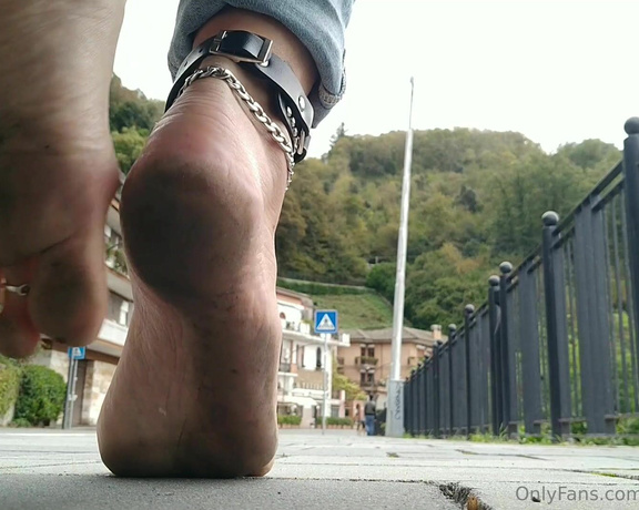 Frejas Submissive Feet aka frejassubmissivefeet OnlyFans - Good morning! I was out to buy fresh bread in the morning, a bit more chilly