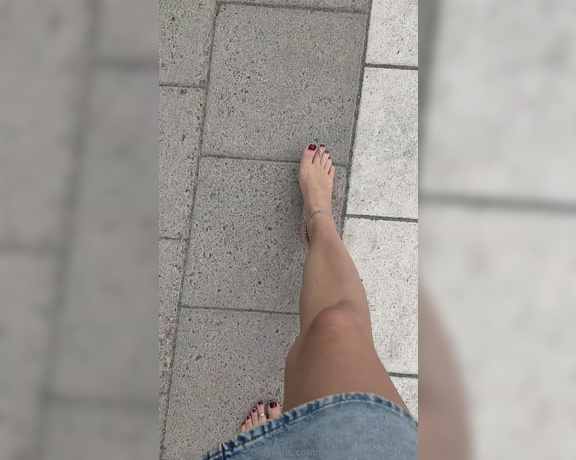 Frejas Submissive Feet aka frejassubmissivefeet OnlyFans - I went in to a restaurant and ordered some food, and was waiting