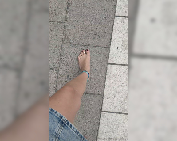 Frejas Submissive Feet aka frejassubmissivefeet OnlyFans - I went in to a restaurant and ordered some food, and was waiting