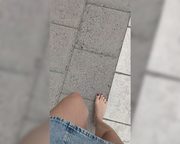 Frejas Submissive Feet aka frejassubmissivefeet OnlyFans - I went in to a restaurant and ordered some food, and was waiting