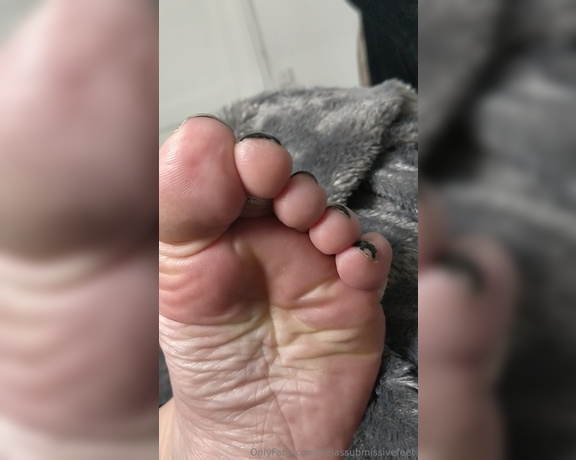 Frejas Submissive Feet aka frejassubmissivefeet OnlyFans - Good morning darlings Some toe spread and toe squeeze for you