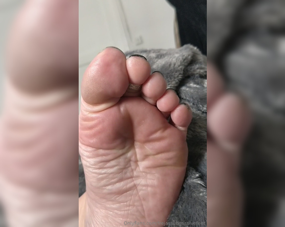 Frejas Submissive Feet aka frejassubmissivefeet OnlyFans - Good morning darlings Some toe spread and toe squeeze for you