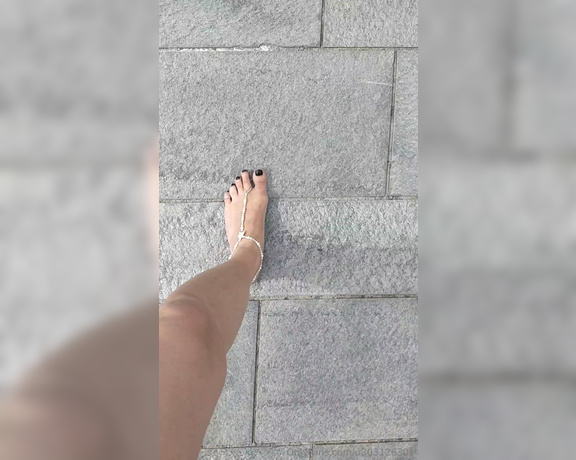 Frejas Submissive Feet aka frejassubmissivefeet OnlyFans - Dont be afraid of squares Enjoy the attention