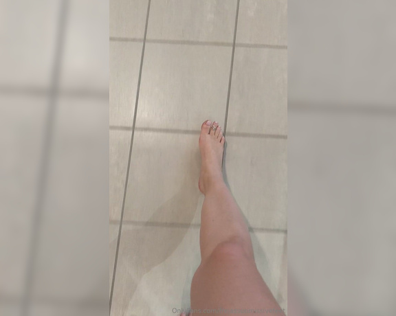 Frejas Submissive Feet aka frejassubmissivefeet OnlyFans - Out shopping In the mall going into a store buying markers to write on my feet