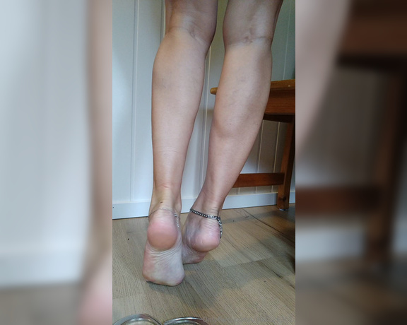 Frejas Submissive Feet aka frejassubmissivefeet OnlyFans - Most of you guys think that barefoot is best, and of course you are in the