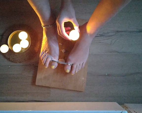 Frejas Submissive Feet aka frejassubmissivefeet OnlyFans - My toes and soles in wax bath, and under the flames In the end