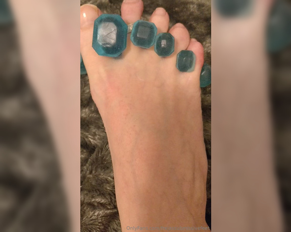 Frejas Submissive Feet aka frejassubmissivefeet OnlyFans - Paint my nails