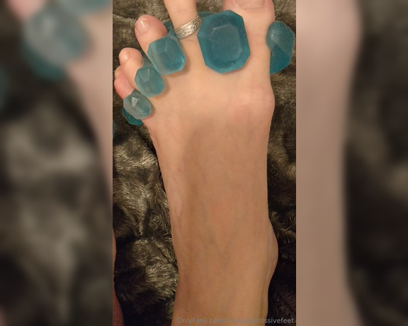 Frejas Submissive Feet aka frejassubmissivefeet OnlyFans - Paint my nails