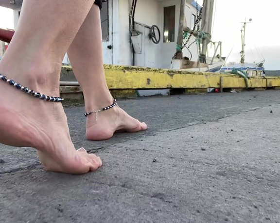 Lezlyan aka la_little_dancer_feet OnlyFans - Walk with me on the dirty boat dock A video does not show temperature The