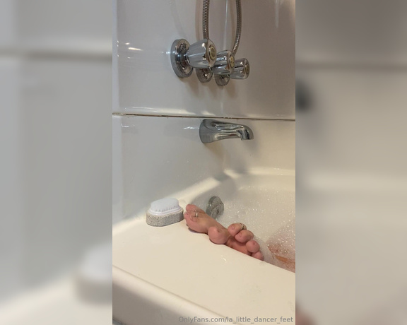 Lezlyan aka la_little_dancer_feet OnlyFans - PEEK A BOO FEET I just love taking baths Being warm and wet is one of the