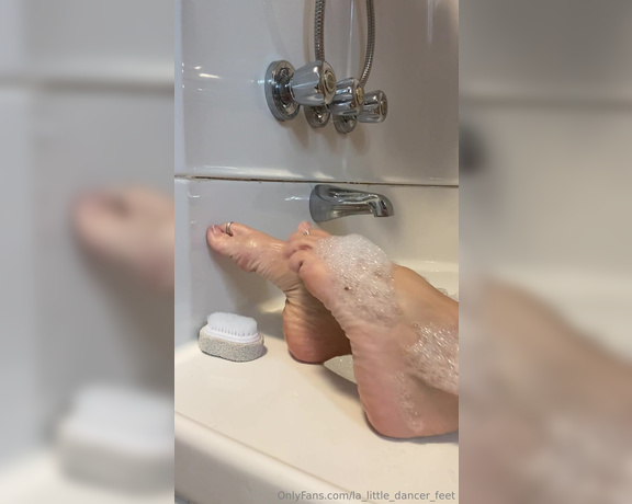 Lezlyan aka la_little_dancer_feet OnlyFans - PEEK A BOO FEET I just love taking baths Being warm and wet is one of the