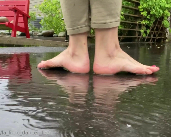 Lezlyan aka la_little_dancer_feet OnlyFans - SPLISH SPLASH Watch as the rainwater flows through the arches of my flexible feet,