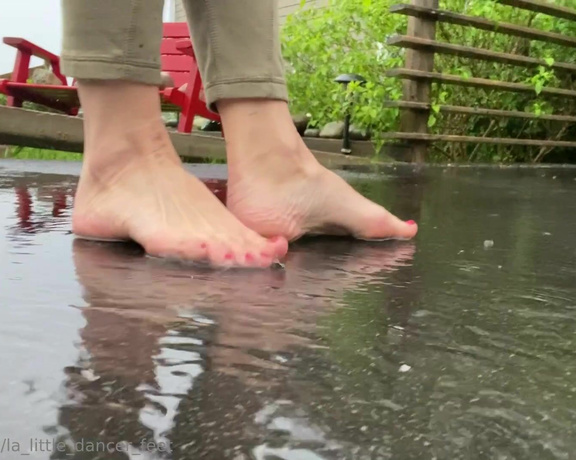 Lezlyan aka la_little_dancer_feet OnlyFans - SPLISH SPLASH Watch as the rainwater flows through the arches of my flexible feet,