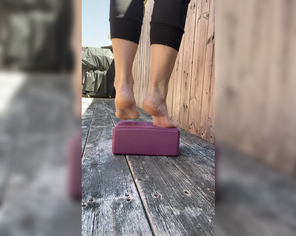 Lezlyan aka la_little_dancer_feet OnlyFans - This foam block is just what I needed for stretching my precious beauties! x1 video