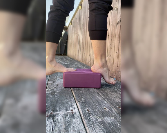 Lezlyan aka la_little_dancer_feet OnlyFans - This foam block is just what I needed for stretching my precious beauties! x1 video