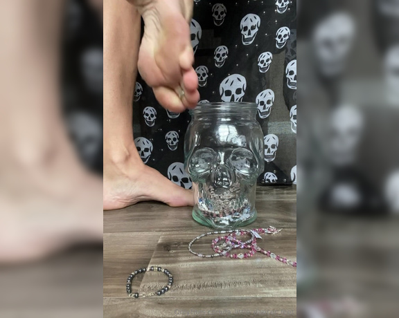 Lezlyan aka la_little_dancer_feet OnlyFans - I can’t keep my feet out of the jewelry jar! Digging for jewels this Halloween …