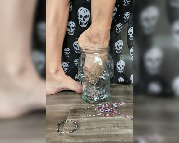 Lezlyan aka la_little_dancer_feet OnlyFans - I can’t keep my feet out of the jewelry jar! Digging for jewels this Halloween …