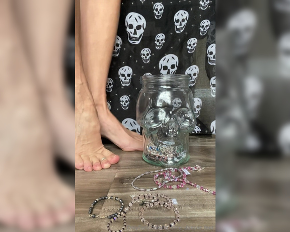 Lezlyan aka la_little_dancer_feet OnlyFans - I can’t keep my feet out of the jewelry jar! Digging for jewels this Halloween …