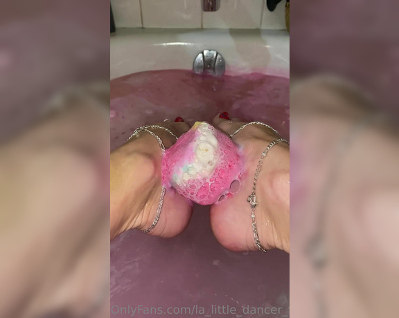 Lezlyan aka la_little_dancer_feet OnlyFans - Come join me in the bathtub as I fondle a PINK BATH BOMB