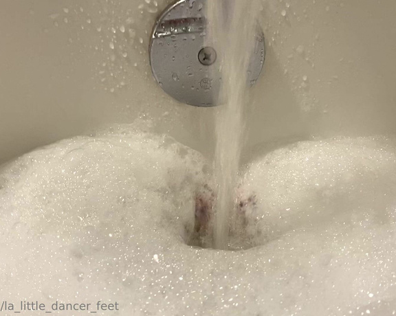 Lezlyan aka la_little_dancer_feet OnlyFans - The best thing about bathtime is soaking and scrubbing these feet of mine I love