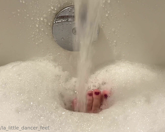 Lezlyan aka la_little_dancer_feet OnlyFans - The best thing about bathtime is soaking and scrubbing these feet of mine I love