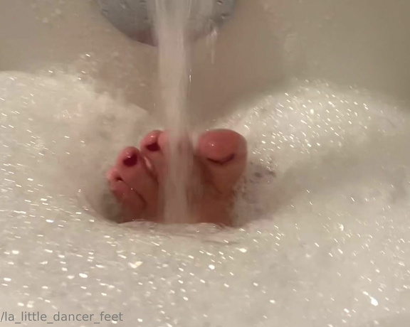 Lezlyan aka la_little_dancer_feet OnlyFans - The best thing about bathtime is soaking and scrubbing these feet of mine I love