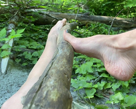 Lezlyan aka la_little_dancer_feet OnlyFans - I created this video while camping in June 2022 I’ve called it FOOTJOB TO A TREE”!