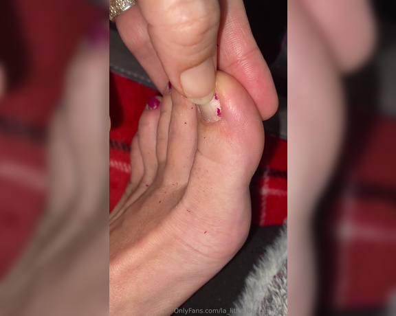 Lezlyan aka la_little_dancer_feet OnlyFans - Just Me, picking off my nail polish There’s something so satisfying about watching this Going