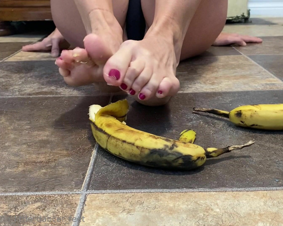 Lezlyan aka la_little_dancer_feet OnlyFans - So it took me a long time to get the peel off the banana with