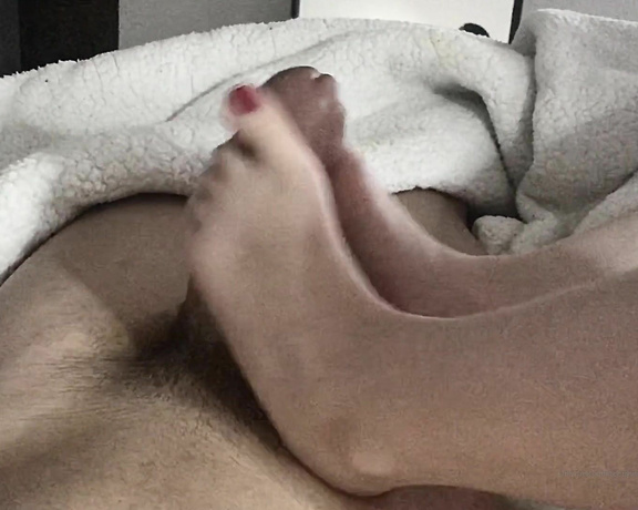 Tinysoftsoles aka tinysoftsoles OnlyFans - I love giving footjobs heehee it feels so good on my toes and soles