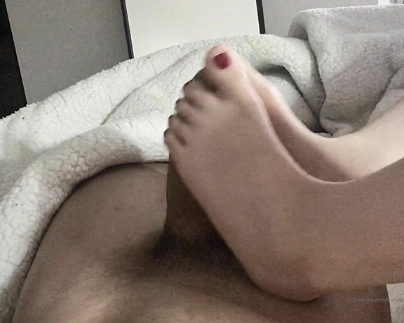 Tinysoftsoles aka tinysoftsoles OnlyFans - I love giving footjobs heehee it feels so good on my toes and soles