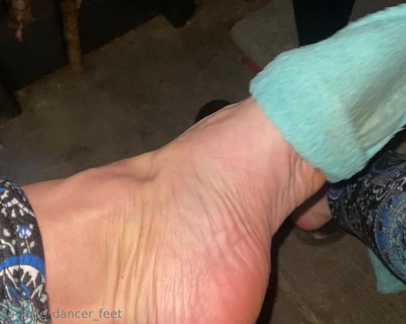 Lezlyan aka la_little_dancer_feet OnlyFans - Girls night in the garage I love the heat So sitting next to the