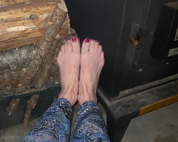 Lezlyan aka la_little_dancer_feet OnlyFans - Girls night in the garage I love the heat So sitting next to the