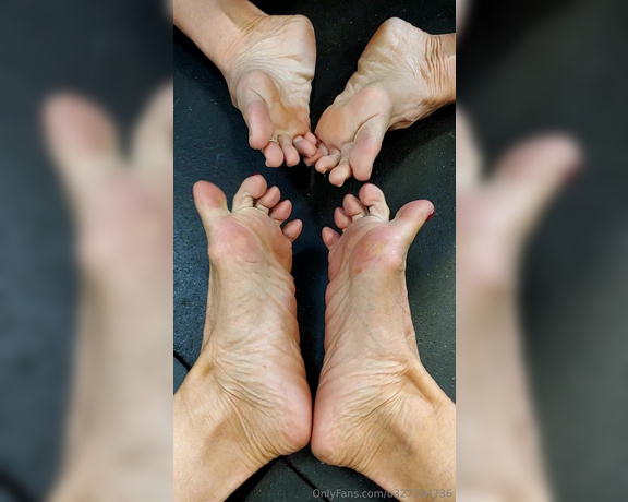 Flirtygirl370z aka flirtygirl370z OnlyFans - Toesies andor Toe wrestling with my bestie in the gym Its nice to stretch after lifting