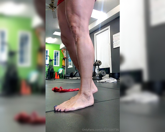 Flirtygirl370z aka flirtygirl370z OnlyFans - Believe it or not, this is exactly how my toes and feet behave while i squat