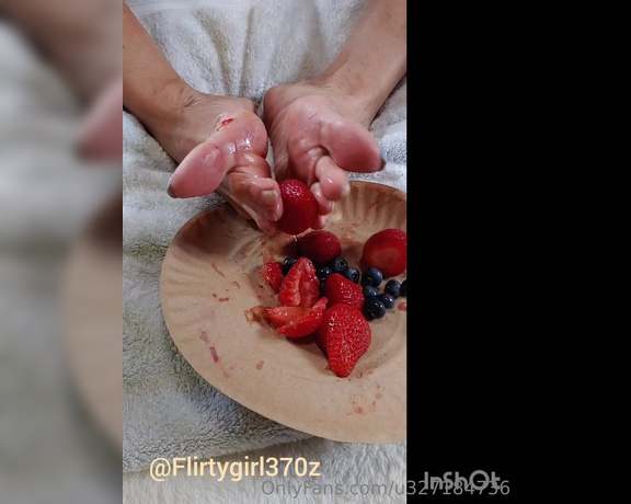 Flirtygirl370z aka flirtygirl370z OnlyFans - Playing with my food There is a 3 min video of me enjoying my fruit