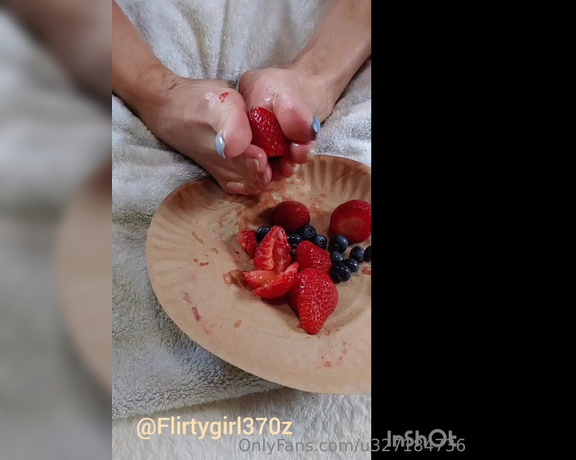 Flirtygirl370z aka flirtygirl370z OnlyFans - Playing with my food There is a 3 min video of me enjoying my fruit