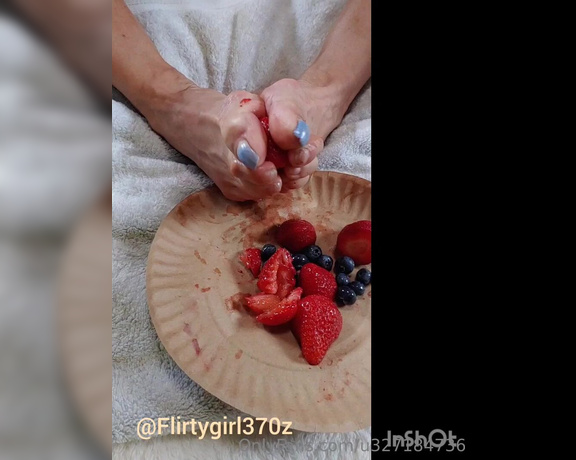 Flirtygirl370z aka flirtygirl370z OnlyFans - Playing with my food There is a 3 min video of me enjoying my fruit