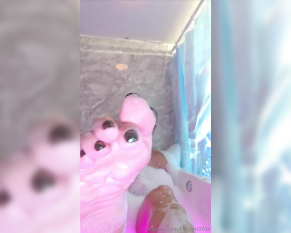 Flirtygirl370z aka flirtygirl370z OnlyFans - Bubbles make me happy