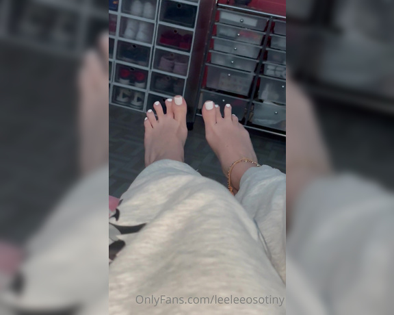 Leelee Feet aka leeleeosotiny OnlyFans Video 9993