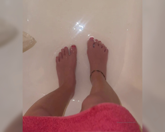 Leelee Feet aka leeleeosotiny OnlyFans Video 2624