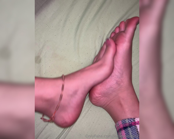 Leelee Feet aka leeleeosotiny OnlyFans Video 2728