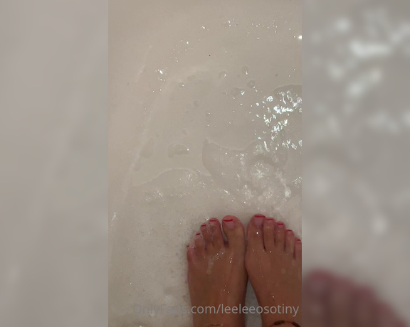 Leelee Feet aka leeleeosotiny OnlyFans Video 1935