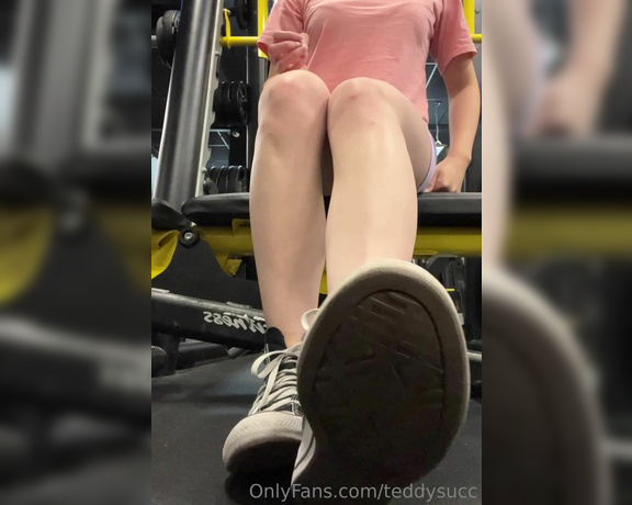 Teddysucc aka teddysucc OnlyFans - Lots of barefoot sweaty gym feet content coming thru!the gym music is cringe so sorry