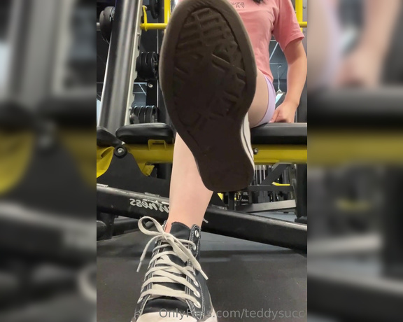 Teddysucc aka teddysucc OnlyFans - Lots of barefoot sweaty gym feet content coming thru!the gym music is cringe so sorry