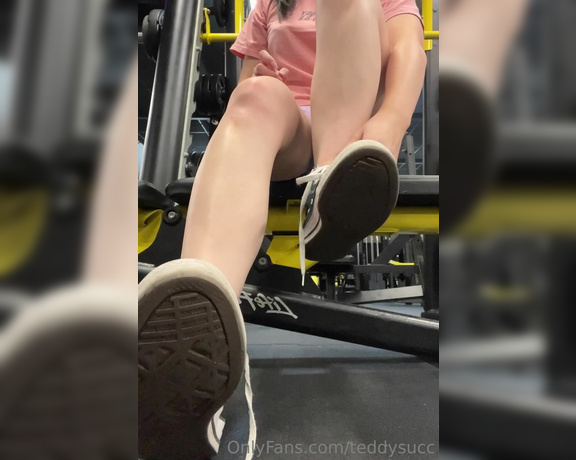 Teddysucc aka teddysucc OnlyFans - Lots of barefoot sweaty gym feet content coming thru!the gym music is cringe so sorry