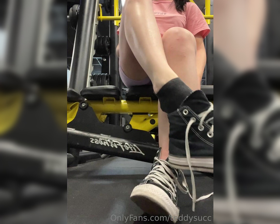 Teddysucc aka teddysucc OnlyFans - Lots of barefoot sweaty gym feet content coming thru!the gym music is cringe so sorry