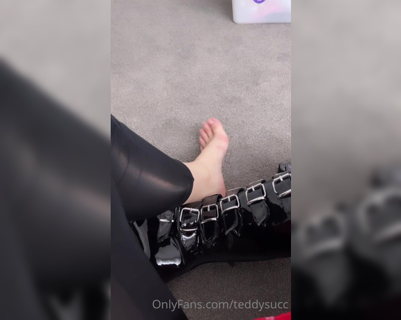 Teddysucc aka teddysucc OnlyFans - Not even any socks pewyew